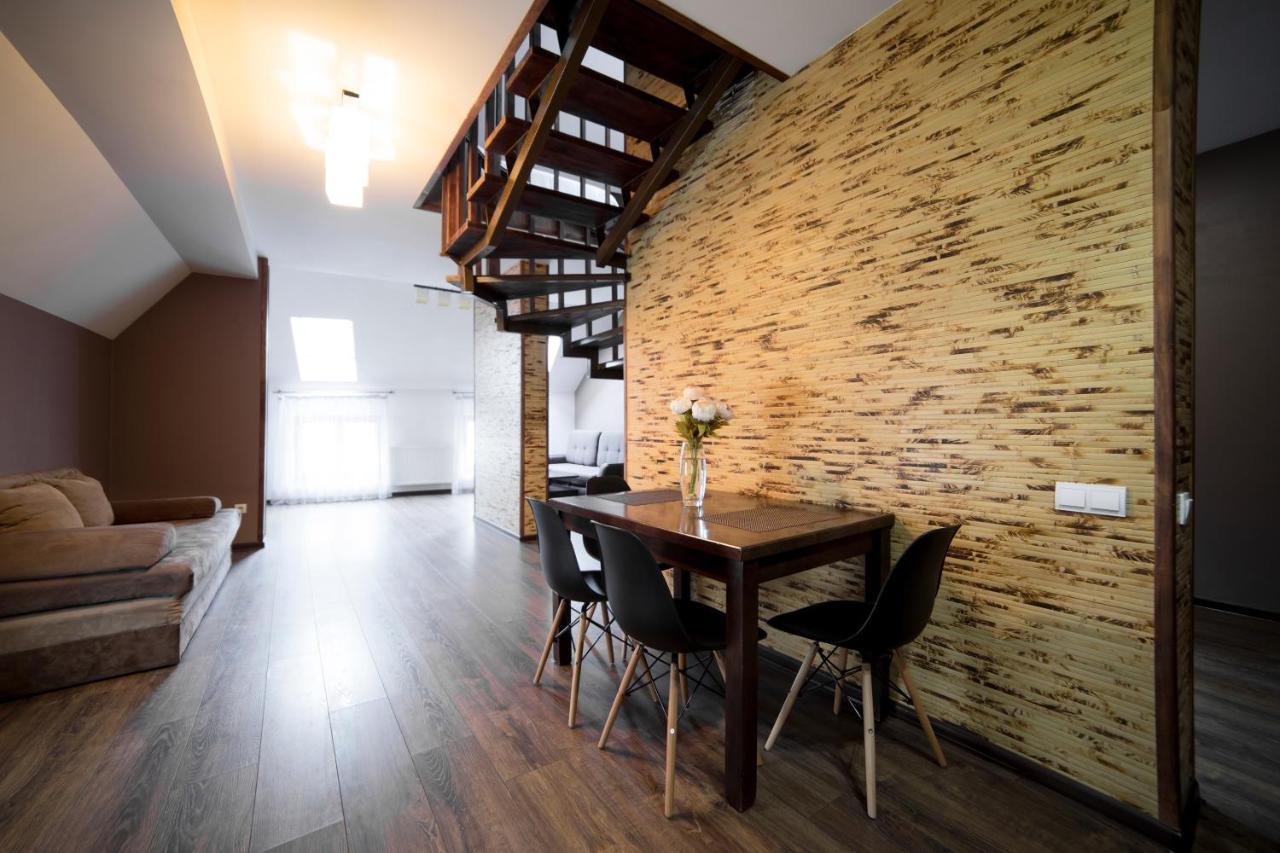 Apartments On Mitny Square Lviv Bagian luar foto